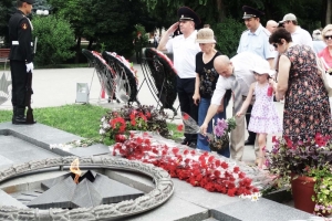 Начальник УМВД России по Астраханской области возложил цветы к мемориалам воинской славы