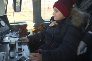 В Астрахани десятилетнему мальчику доверили управлять тепловозом