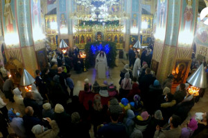 Астраханцы семьями пришли в храм на Рождественскую службу
