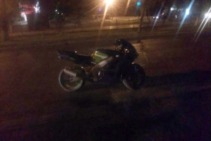 Преследование полицией нетрезвого мотоциклиста завершилось перестрелкой и задержанием (+2 фото)
