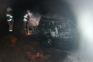 В Астрахани дотла сгорел автомобиль