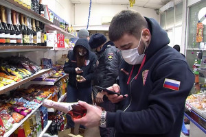 Около 70 литров суррогатного алкоголя  изъяли из магазина в Астрахани