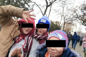 На несанкционированный митинг в Астрахани организаторы собрали детей и подростков