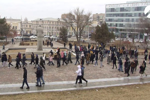 За порядком во время несанкционированного митинга в Астрахани наблюдали полицейские