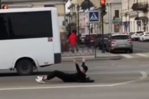 В Астрахани пешеход лёг на проезжей части ради лайков