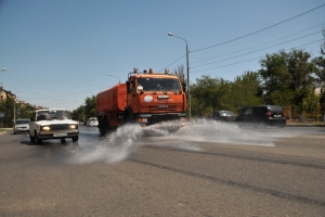 В Астрахани из-за жары дороги будут поливать водой