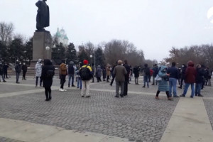 В Астрахани полиция просит участников несанкционированной акции разойтись