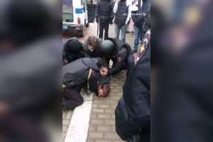 В Астрахани во время несанкционированной акции полицейские задержали хулигана