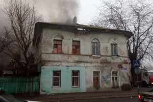 Сегодня в Астрахани на улице Дарвина сгорел двухэтажный дом