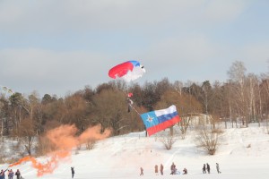 Спасатели-десантники выполнили демонстрационные парашютные прыжки