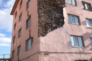 В Астрахани прокуратура проводит проверку обрушения штукатурного слоя здания