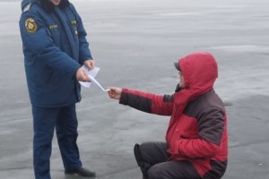 Астраханские спасатели вышли на лёд Волги, чтобы предостеречь рыбаков