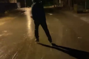 Астраханец прокатился по обледеневшим улицам на коньках