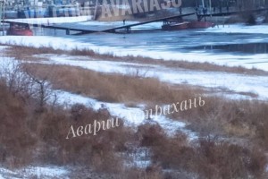 В Астрахани просевший пешеходный мост обследуют специалисты