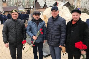 Активисты возложили красные гвоздики к мемориалу «Черный тюльпан»