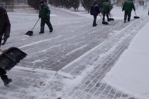 В Астрахани коммунальщики ведут работы по уборке снега