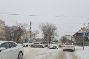 В Астрахани из-за непогоды произошло 43 аварии