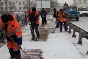 В Астрахани коммунальщики вторые сутки ликвидируют последствия снегопада
