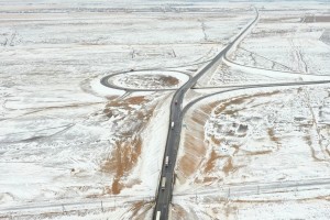 На федеральных трассах Астраханской области гололёд и снег убирают 40 дорожных машин