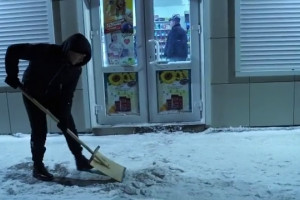 В Астрахани волонтёры из молодёжных организаций вышли на уборку снега