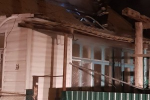 Ночью в Астраханской области загорелся жилой дом
