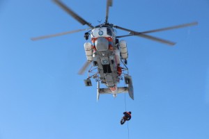 Калиниградские спасатели провели тренировки по десантированию с вертолета Ка-32