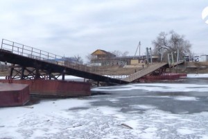 В Астрахани готовятся к подъёму аварийных понтонов моста через  Серебряную Воложку