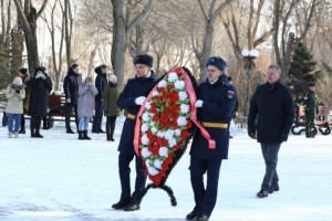 Астраханский губернатор возложил венки к Вечному огню в Братском саду
