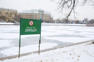 Астраханцев предупреждают: выходить на лёд опасно!