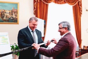 Делегаты из Татарстана подарили хоккейную клюшку астраханскому губернатору