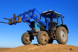 Астраханцы с помощью трактора украли металлический резервуар