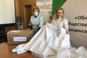 Астраханские депутаты-волонтеры подарили более 100 защитных костюмов медикам «красной зоны»