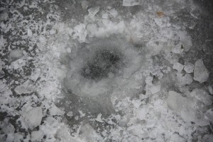 Астраханец провалился под лёд на реке Бузан