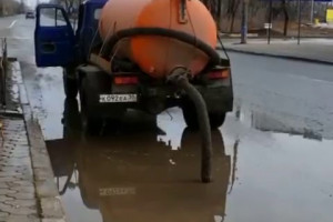 В Астрахани спецтехника откачивает лужи