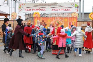Астраханцев приглашают на фотоакцию «Семейная Масленица»