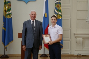 Лучших выпускников школ впервые наградили медалью  «Гордость Астраханской области»