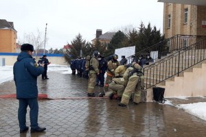 В Астрахани пожарные провели тренировочные занятия в здании суда