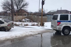 Полицейские помогли астраханцу вытащить машину из снежного плена