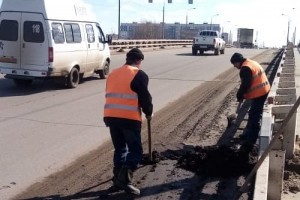 В Астрахани наводят чистоту на мостах