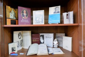 В Астрахани открылась книжная выставка «Великие слабые женщины»