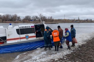 На месте затопленной переправы в Астраханской области работает Волгоспас