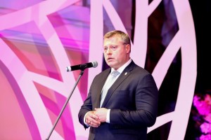 Губернатор Игорь Бабушкин поздравил астраханок с Женским днём