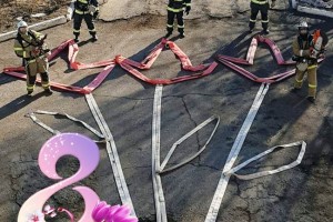Креативно поздравили женщин астраханские пожарные