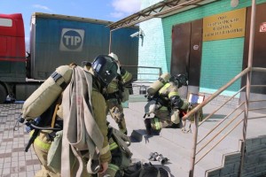 Астраханские пожарные провели учения на фабрике тары