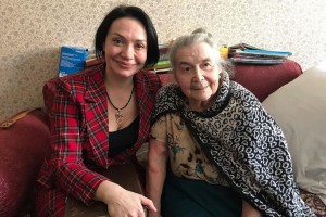 Лариса Мироненко поздравила ветерана Анну-Каролину Обергард с 8 марта