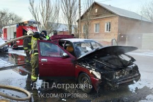 Два автомобиля самовозгорелись утром в Астрахани