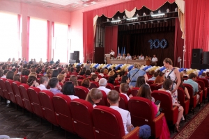 Павел Джуваляков вручил дипломы с отличием выпускникам 100-го выпуска лечебного факультета