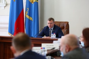 Астраханский губернатор потребовал от чиновников больше общаться с людьми по проблемам аварийного жилья