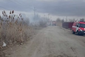 В Астрахани в черте города снова горел камыш