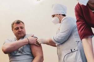 В Астрахани губернатору сделали прививку от COVID-19